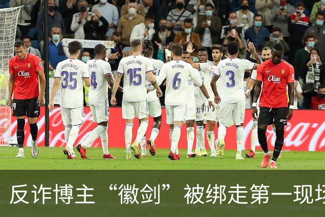 反诈博主“徽剑”被绑走第一现场近照曝光，事发地为广东一农贸市场顶楼露天停车场，底商繁忙人流密集，停车场值班人员称“到处都是监控”